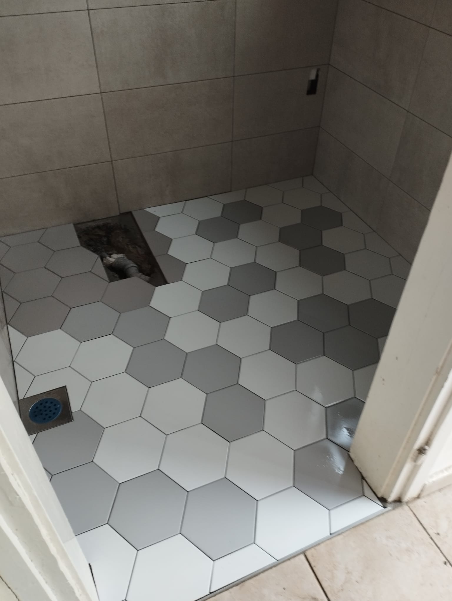 Tuš - heksagonalne pločice